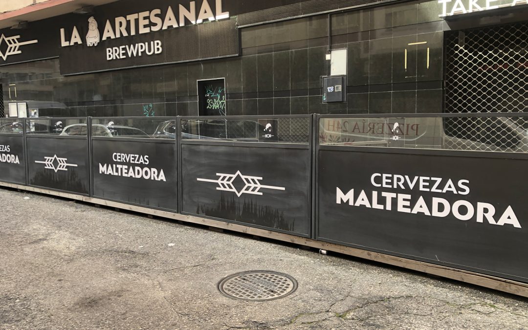 Montaje del cartel en fachada y de vinilos en el exterior é interior del Brewpub “La Artesanal”.